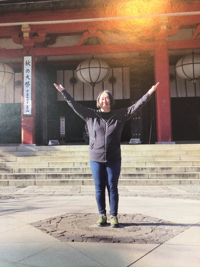 Phyllis Lei Furumoto devant le temple principal de Kurama-Yama